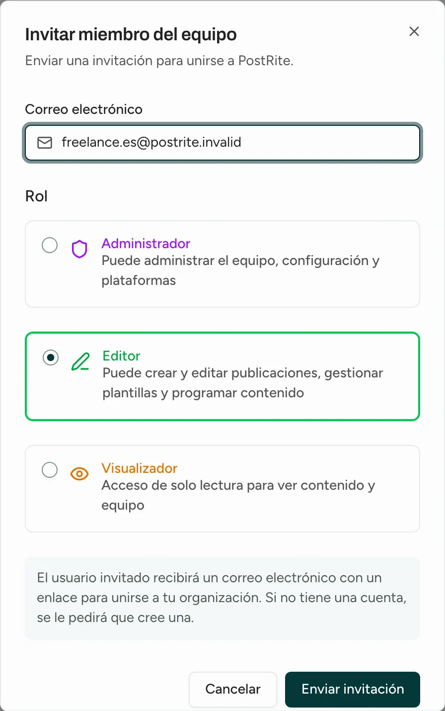 El diálogo Invitar miembro con un correo escrito y el rol Editor seleccionado