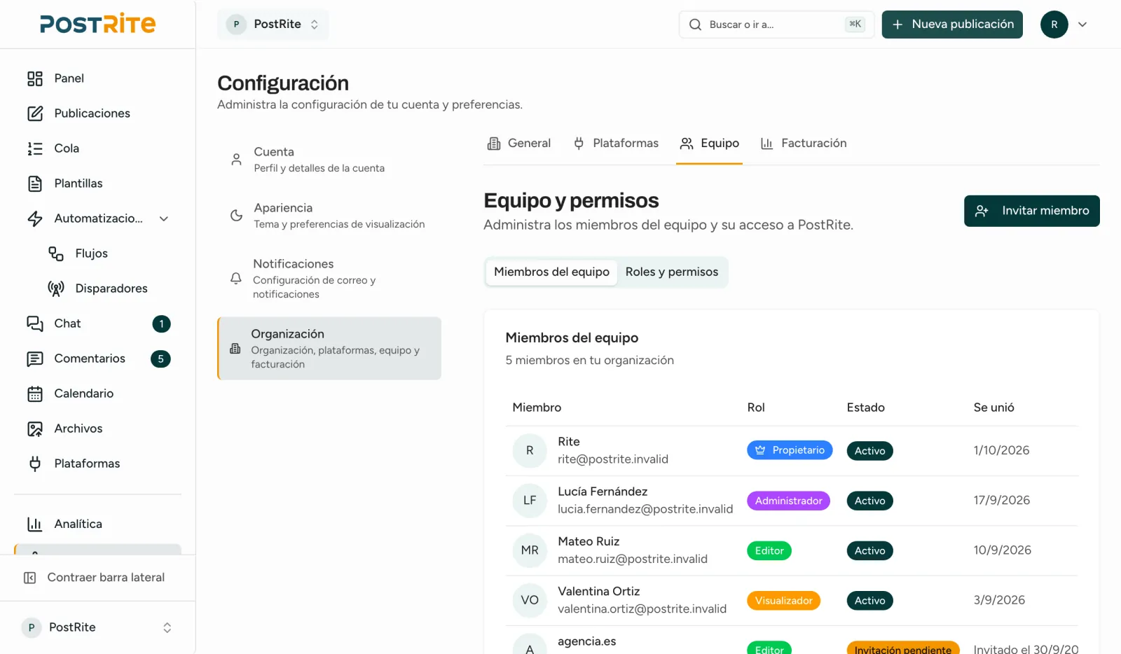 La página Equipo y permisos con el propietario, un admin, un editor, un visualizador y una invitación pendiente