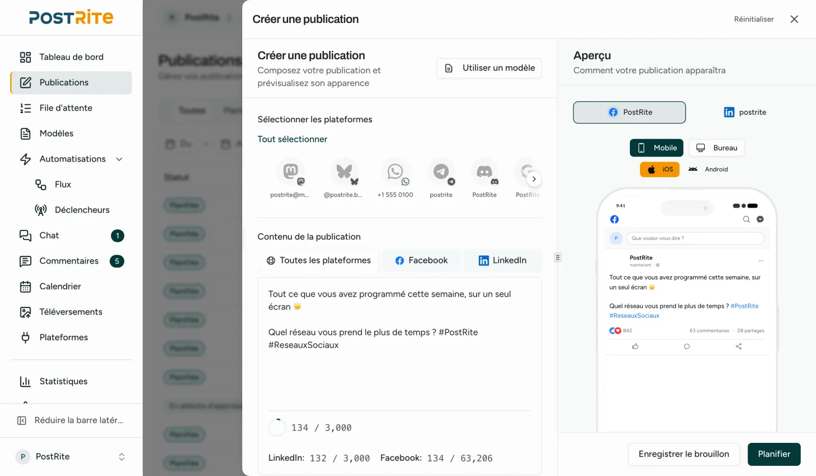 L'éditeur avec Facebook et LinkedIn sélectionnés et un onglet par réseau au-dessus du texte