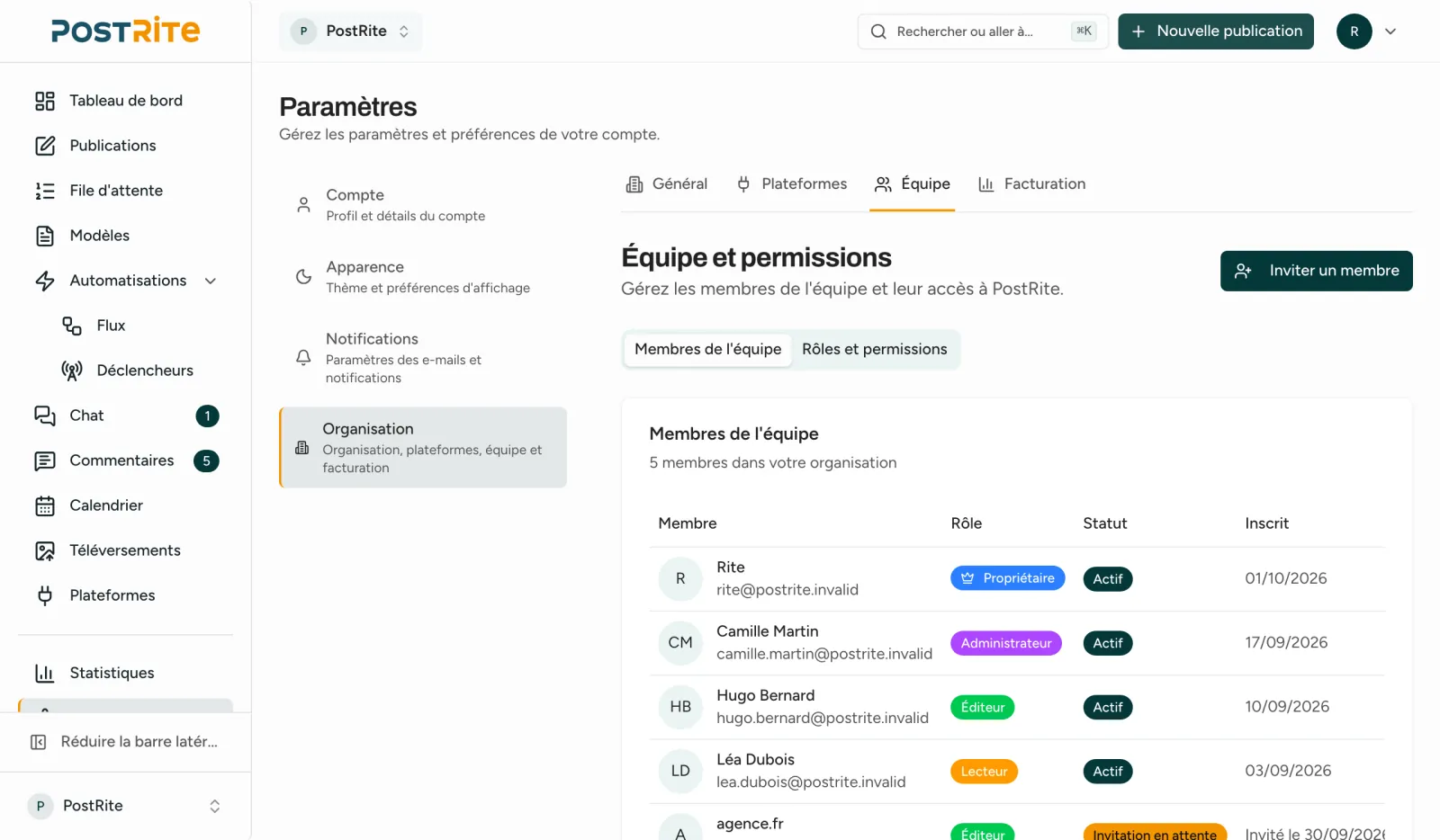 La page Équipe et permissions avec le propriétaire, un admin, un éditeur, un lecteur et une invitation en attente