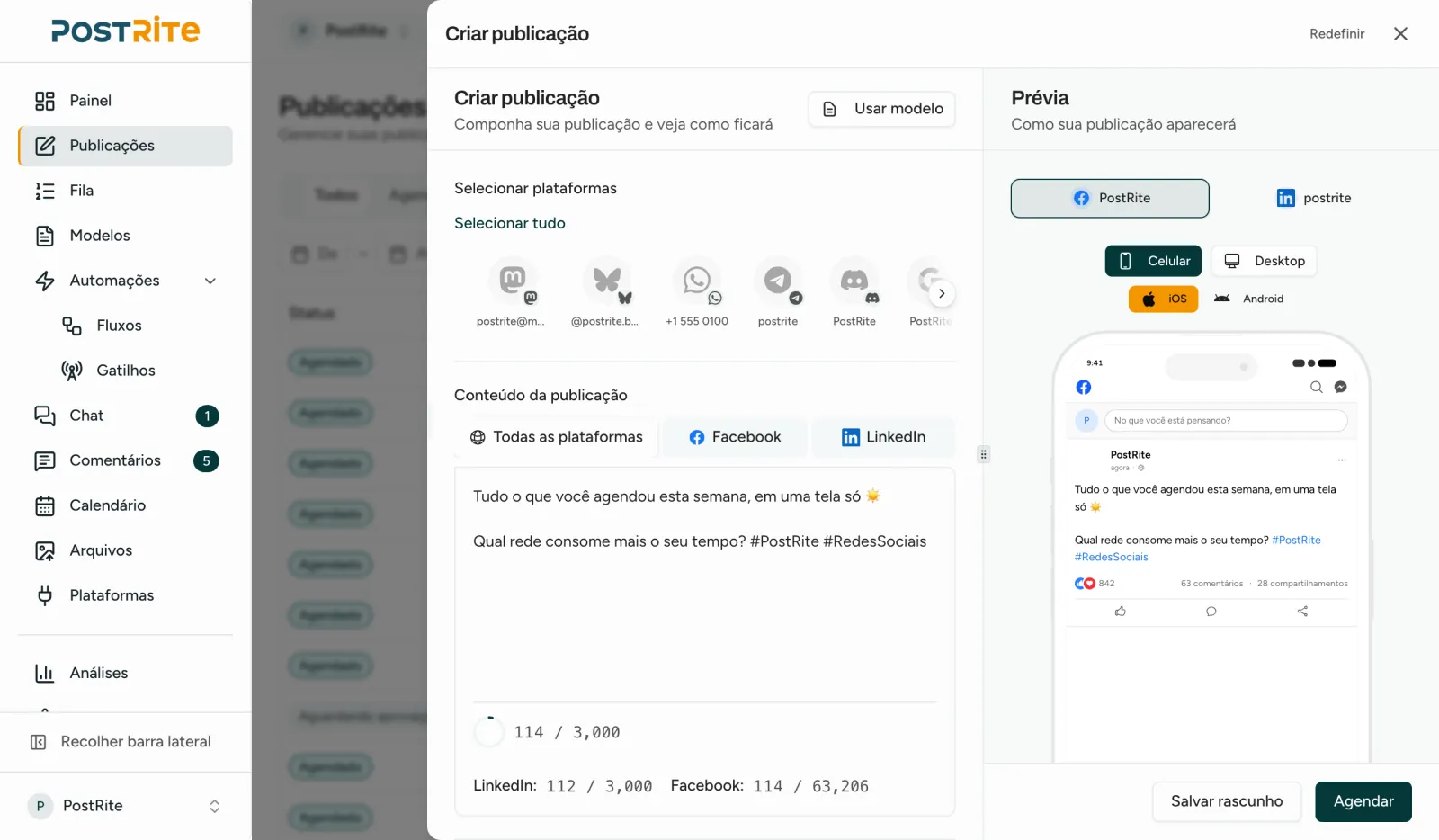 O editor de posts com Facebook e LinkedIn selecionados e uma aba por rede acima do texto