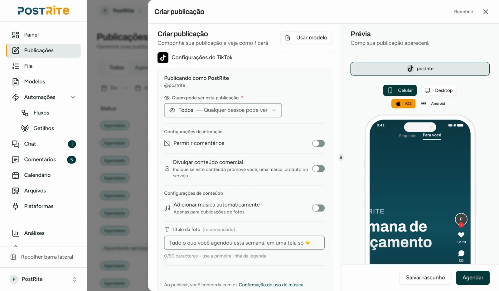 O editor de posts com uma conta do TikTok selecionada, mostrando o nível de privacidade, as interações e o título da foto ao lado da prévia do TikTok